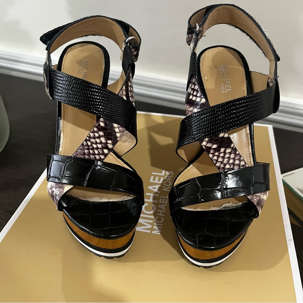 MICHAEL Michael Kors Mackay Wedges Embossed Leather in Size 5M